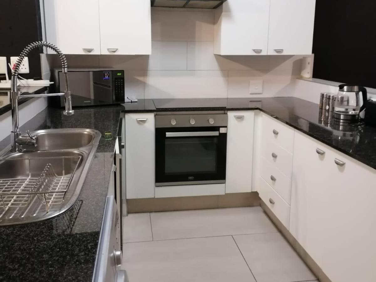 Emabheleni Executive Suites Westpoint Johannesburg Bilik gambar